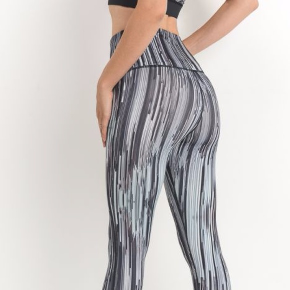 NWT Highwaist Cubism Print Capri Leggings - Picture 6 of 7